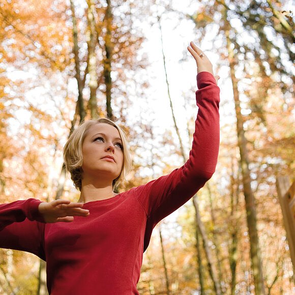 QiGong in Dietfurt Eine Frau zeigt eine QiGong-Übung im Freien