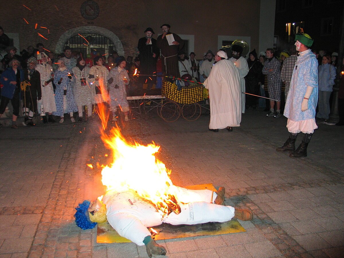 Chinesenfasching Kehraus Symbolisch wird beim Kehraus des Chinesenfasching der Fasching verbrannt